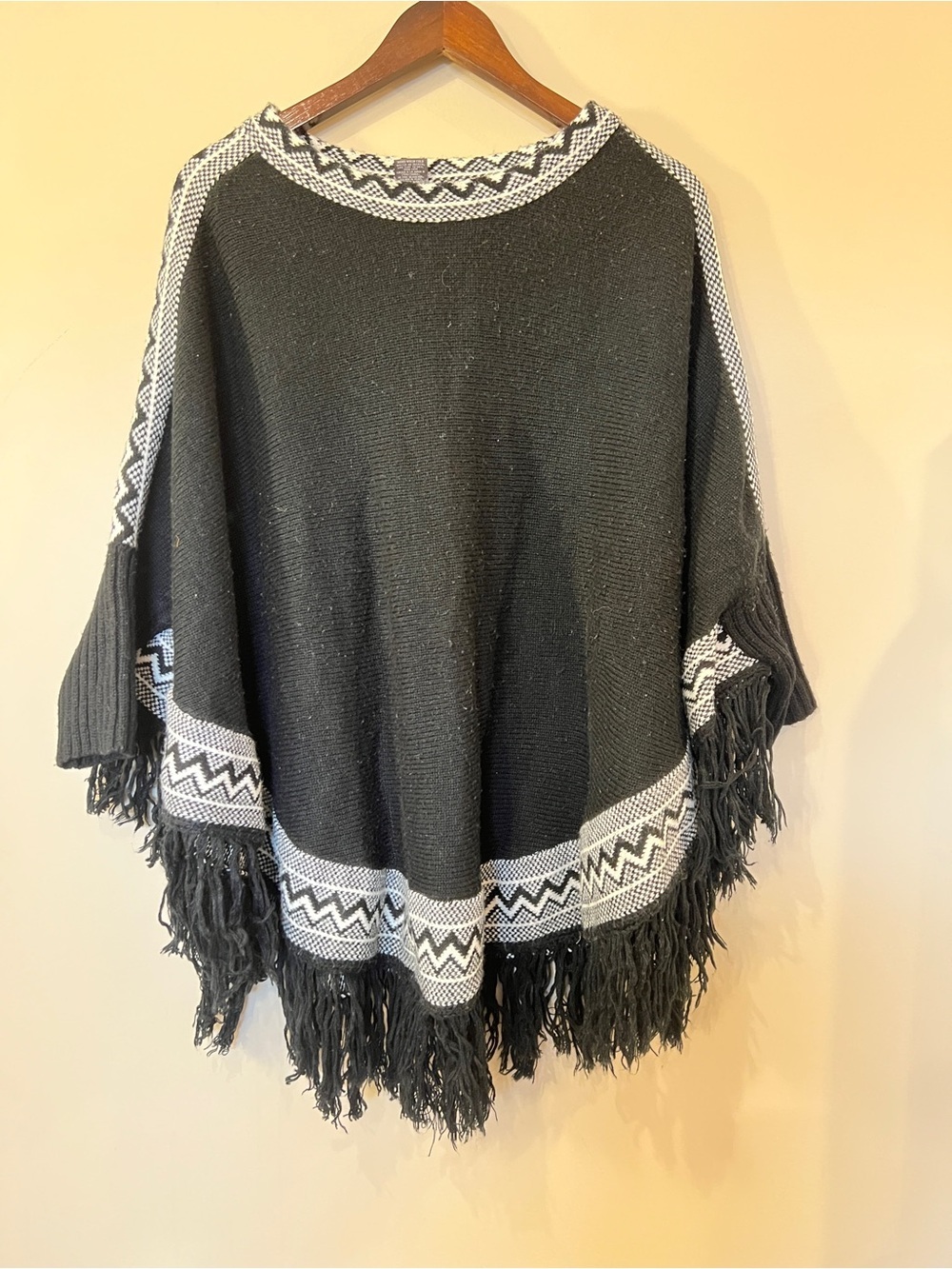 Suzy Shier Black & White Fringe Knit Poncho Sweater Women's Large Boho - Picture 2 of 7